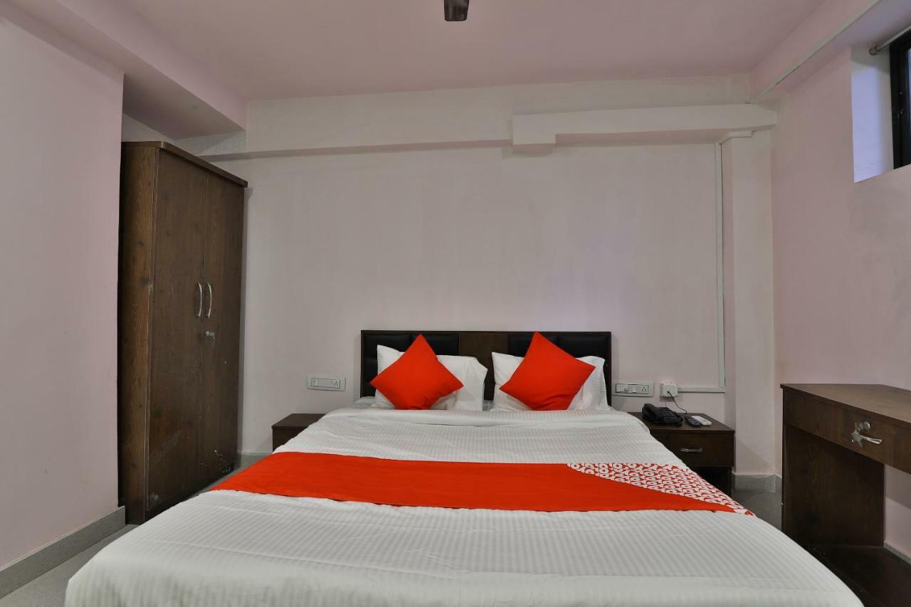 Oyo 37398 Hotel Jalsa Palace Naroda Екстериор снимка